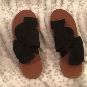 Black slide in sandal with the big toe has it own hoop.